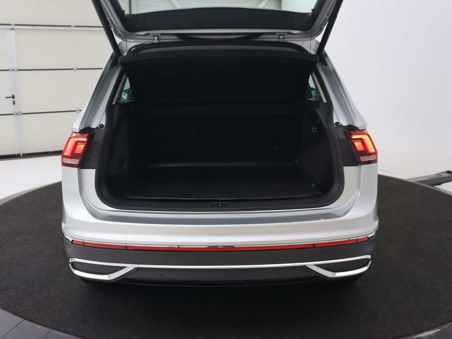 Volkswagen Tiguan 1.4 TSI eHybrid | Stoel & stuurverwarming | Adaptive cruise | Carplay | Park Assist | Navigatie | Side Assist | Virtual Cockpit | Full LED | PHEV