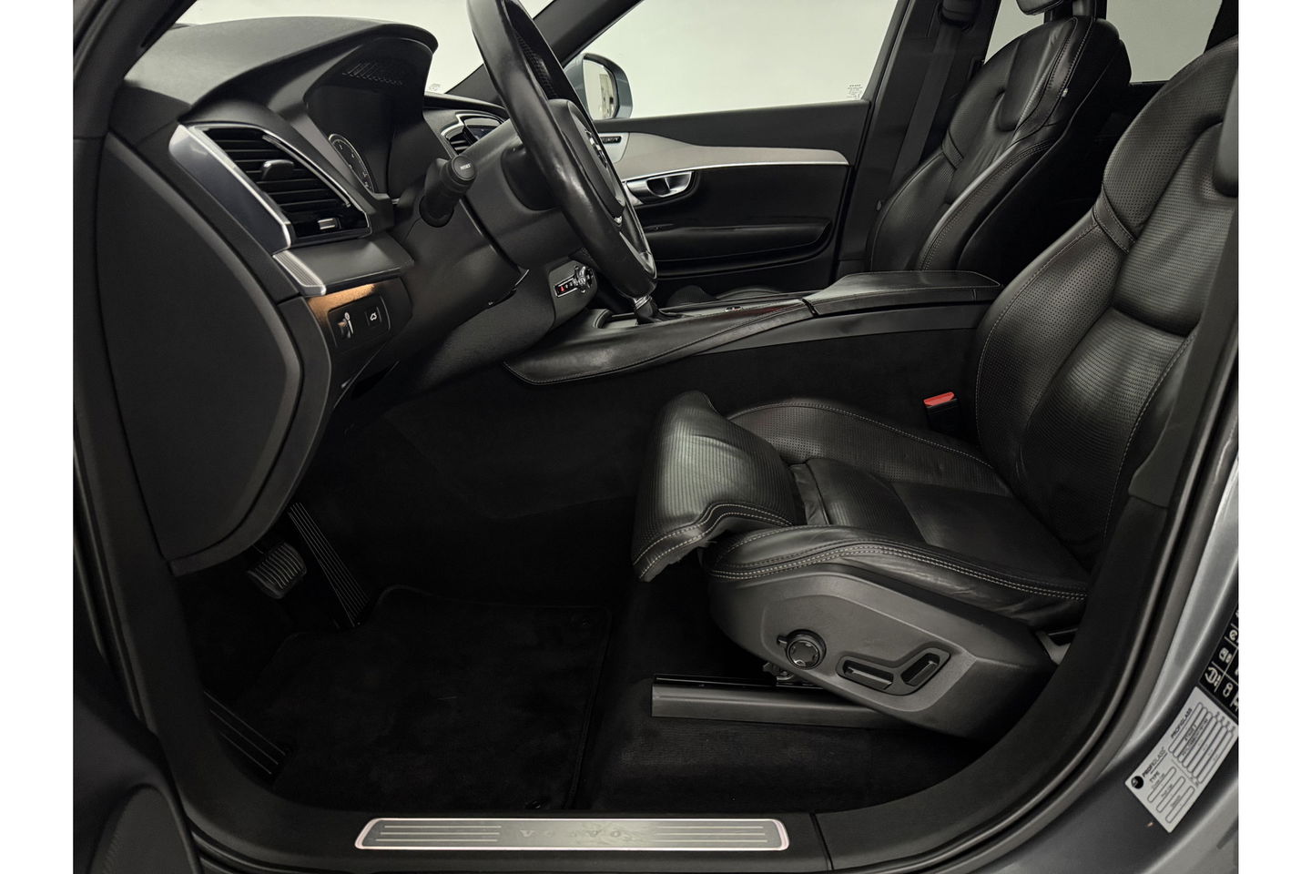 Volkswagen XC90 D5 Inscription | Grijs Kenteken | 236PK 360 Camera Pano LED Sfeer 2700KG Trekgew. Trekhaak b&w Memory Head up Virtual Carplay Cruise Clima Navi Leder PDC 20"LMV