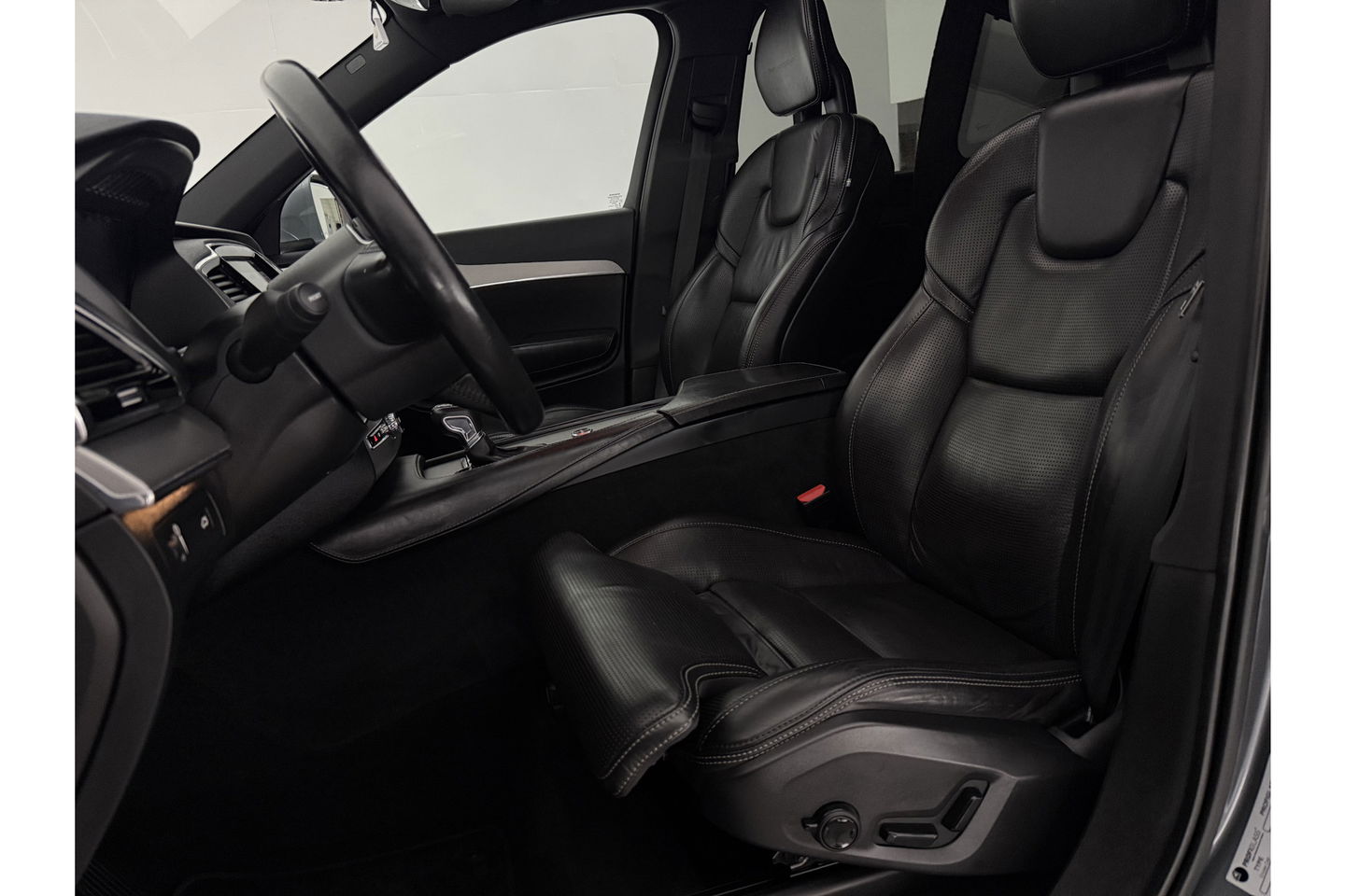 Volkswagen XC90 D5 Inscription | Grijs Kenteken | 236PK 360 Camera Pano LED Sfeer 2700KG Trekgew. Trekhaak b&w Memory Head up Virtual Carplay Cruise Clima Navi Leder PDC 20"LMV