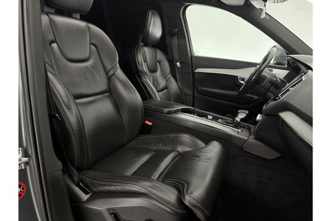 Volvo XC90 D5 Inscription | Grijs Kenteken | VAN | 236PK 360 Camera Pano LED Sfeer 2700KG Trekgew. Trekhaak b&w Memory Head up Virtual Carplay Cruise Clima Navi Leder PDC 20"LMV