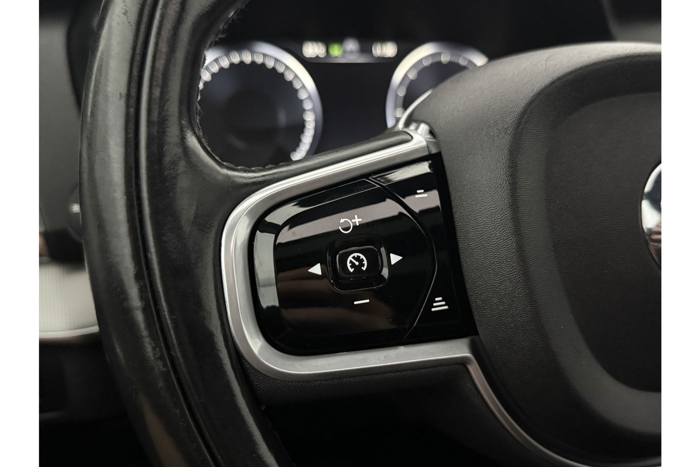 Volkswagen XC90 D5 Inscription | Grijs Kenteken | 236PK 360 Camera Pano LED Sfeer 2700KG Trekgew. Trekhaak b&w Memory Head up Virtual Carplay Cruise Clima Navi Leder PDC 20"LMV