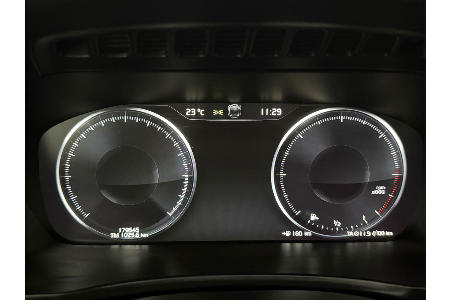 Volkswagen XC90 D5 Inscription | Grijs Kenteken | 236PK 360 Camera Pano LED Sfeer 2700KG Trekgew. Trekhaak b&w Memory Head up Virtual Carplay Cruise Clima Navi Leder PDC 20"LMV