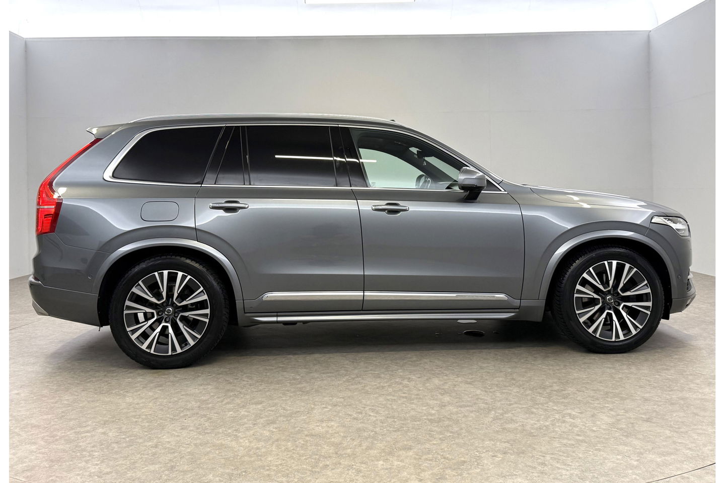 Volkswagen XC90 D5 Inscription | Grijs Kenteken | 236PK 360 Camera Pano LED Sfeer 2700KG Trekgew. Trekhaak b&w Memory Head up Virtual Carplay Cruise Clima Navi Leder PDC 20"LMV