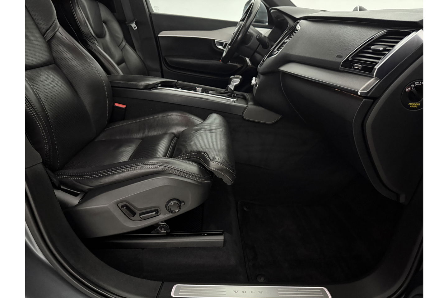 Volkswagen XC90 D5 Inscription | Grijs Kenteken | 236PK 360 Camera Pano LED Sfeer 2700KG Trekgew. Trekhaak b&w Memory Head up Virtual Carplay Cruise Clima Navi Leder PDC 20"LMV