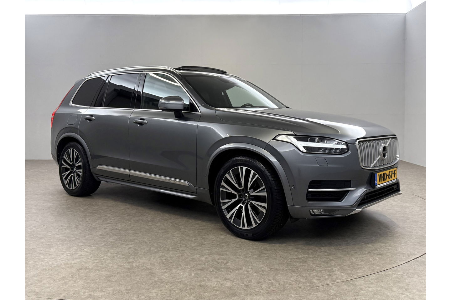 Volkswagen XC90 D5 Inscription | Grijs Kenteken | 236PK 360 Camera Pano LED Sfeer 2700KG Trekgew. Trekhaak b&w Memory Head up Virtual Carplay Cruise Clima Navi Leder PDC 20"LMV