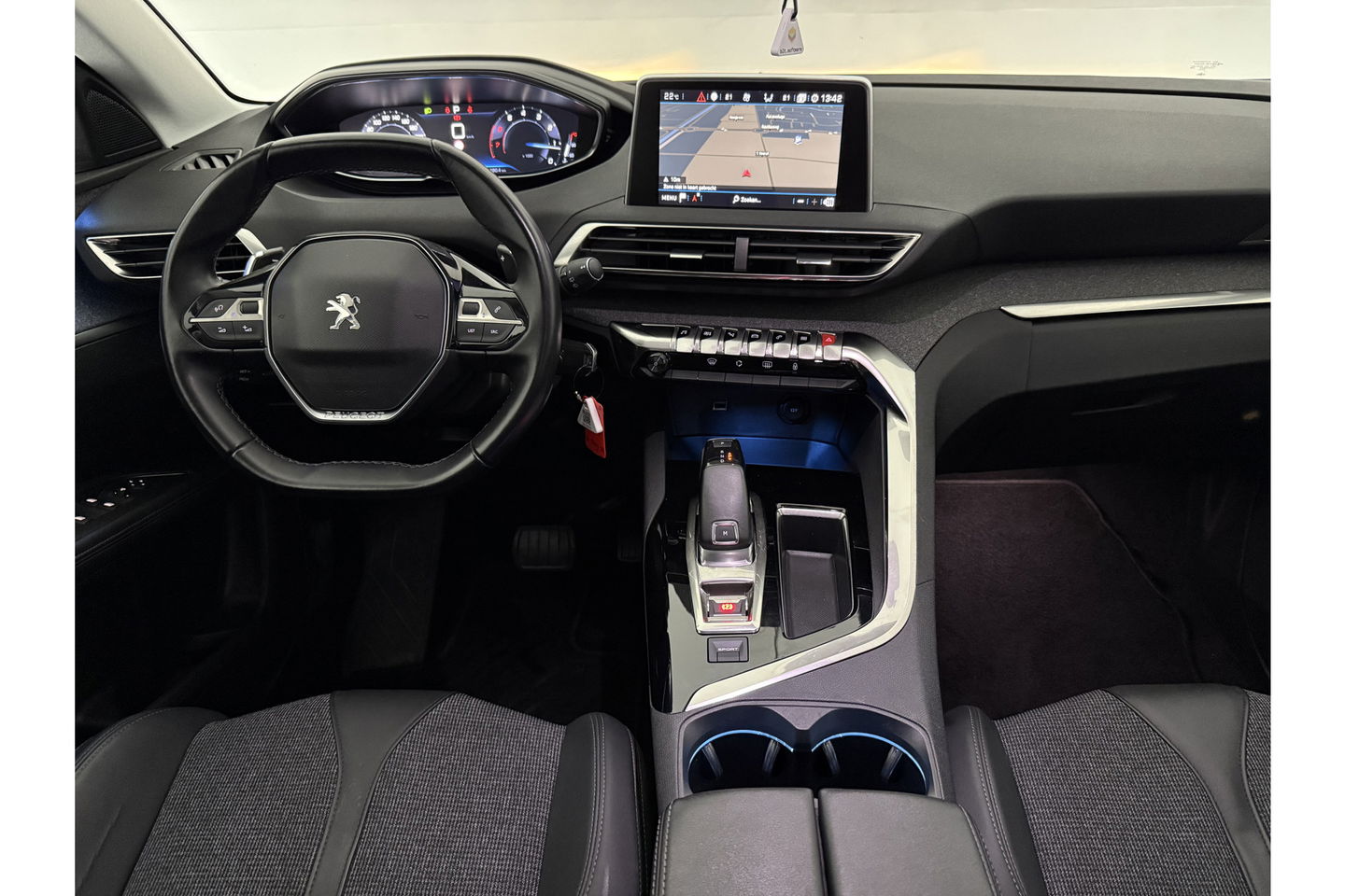 Peugeot 5008 1.2 PureTech Allure 7p 360 Camera Carplay LED Sfeer Trekhaak Clima Cruise Navi PDC 19"LMV