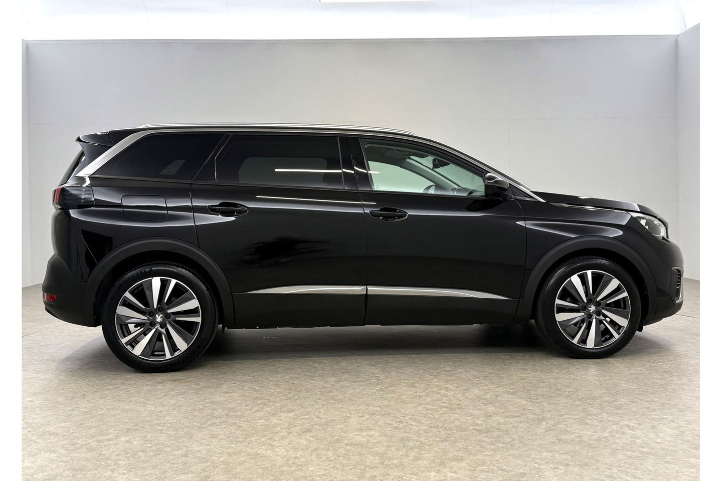 Peugeot 5008 1.2 PureTech Allure 7p 360 Camera Carplay LED Sfeer Trekhaak Clima Cruise Navi PDC 19"LMV