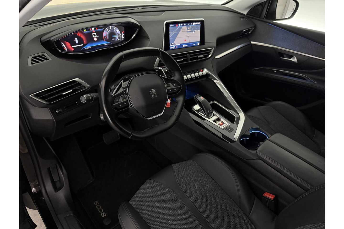 Peugeot 5008 1.2 PureTech Allure 7p 360 Camera Carplay LED Sfeer Trekhaak Clima Cruise Navi PDC 19"LMV