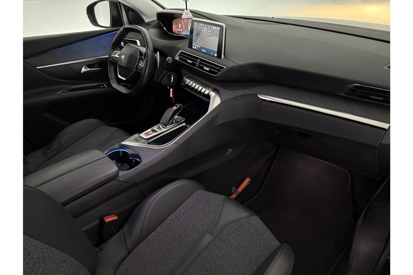 Peugeot 5008 1.2 PureTech Allure 7p 360 Camera Carplay LED Sfeer Trekhaak Clima Cruise Navi PDC 19"LMV