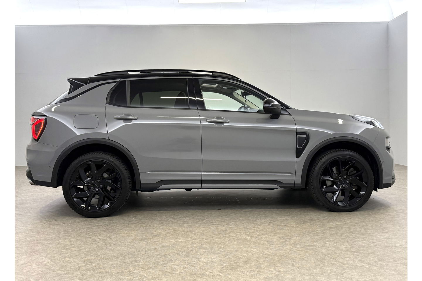 Lynk Co 01 1.5 | UNIEK Nardo Grey | 262PK Hybride 360Camera Pano ACC Sfeer LED Memory Carplay Clima Navi Virtual PDC 20"LMV