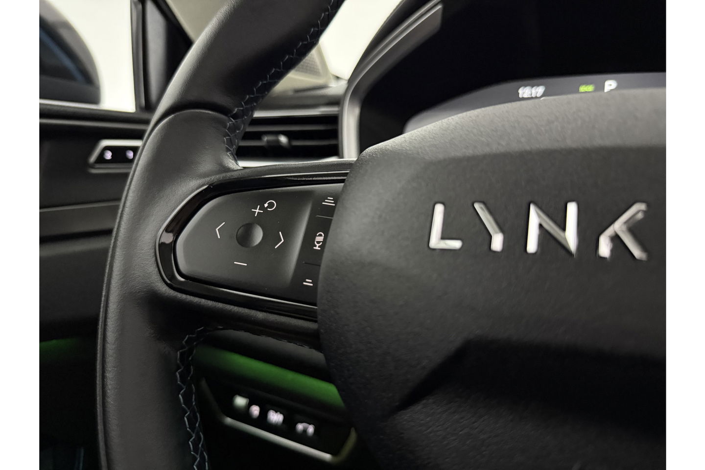 Lynk Co 01 1.5 | UNIEK Nardo Grey | 262PK Hybride 360Camera Pano ACC Sfeer LED Memory Carplay Clima Navi Virtual PDC 20"LMV