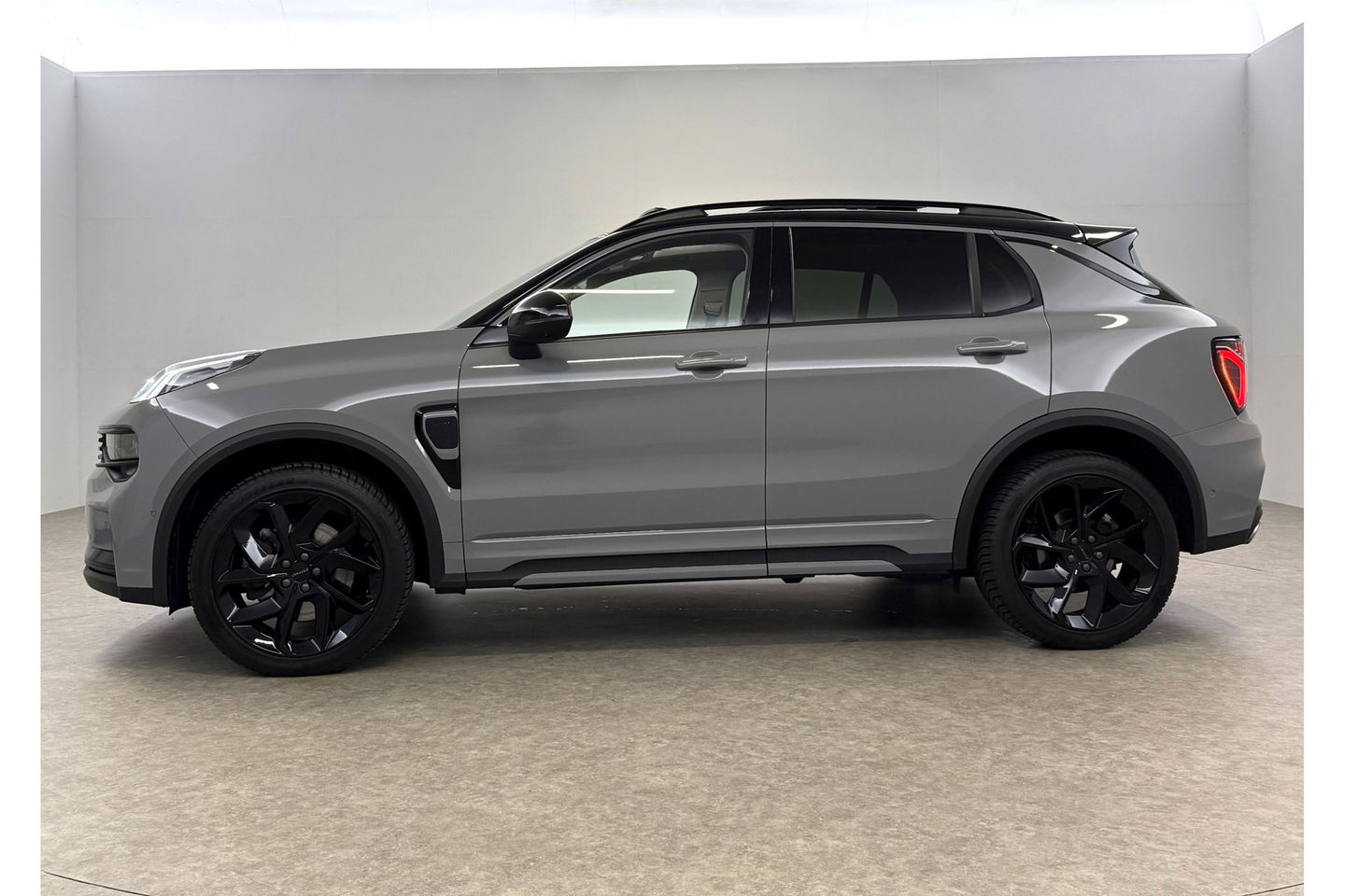 Lynk Co 01 1.5 | UNIEK Nardo Grey | 262PK Hybride 360Camera Pano ACC Sfeer LED Memory Carplay Clima Navi Virtual PDC 20"LMV