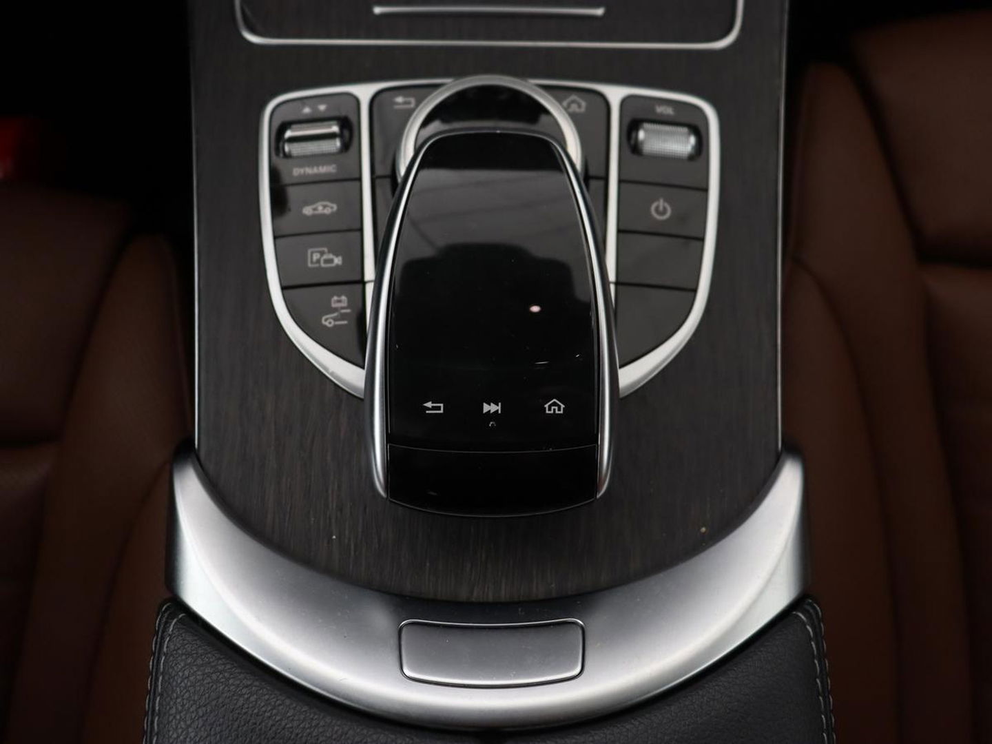 Mercedes-Benz C-Klasse 300e AMG | Stoelventilatie | Panoramadak | Leder | Burmester | Memory | Luchtvering | Carplay | Stoelverwarming | Navigatie | Full LED