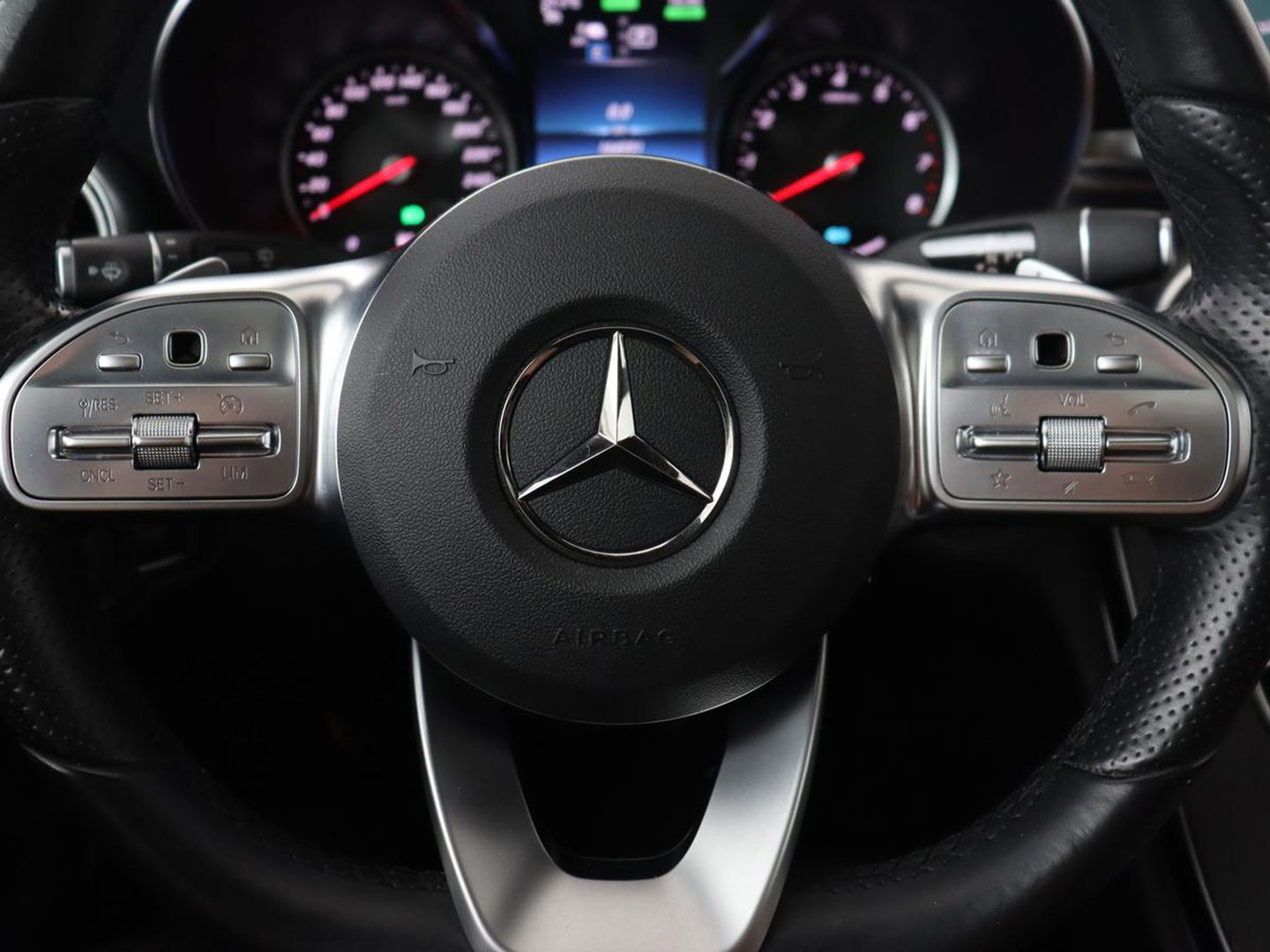 Mercedes-Benz C-Klasse 300e AMG | Stoelventilatie | Panoramadak | Leder | Burmester | Memory | Luchtvering | Carplay | Stoelverwarming | Navigatie | Full LED