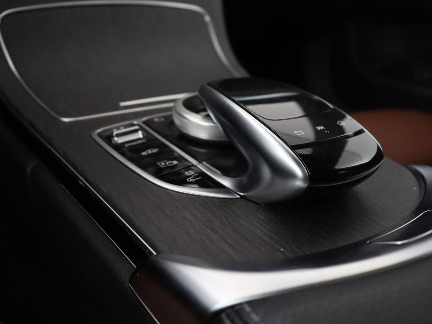 Mercedes-Benz C-Klasse 300e AMG | Stoelventilatie | Panoramadak | Leder | Burmester | Memory | Luchtvering | Carplay | Stoelverwarming | Navigatie | Full LED