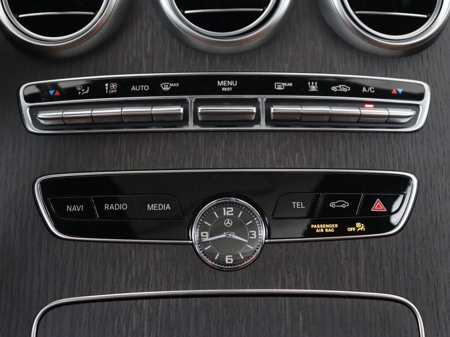 Mercedes-Benz C-Klasse 300e AMG | Stoelventilatie | Panoramadak | Leder | Burmester | Memory | Luchtvering | Carplay | Stoelverwarming | Navigatie | Full LED