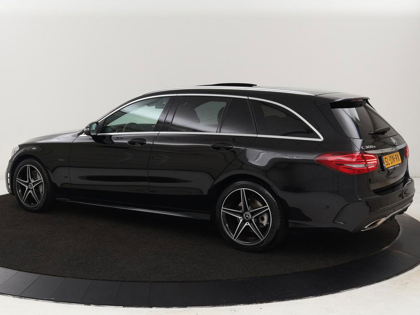 Mercedes-Benz C-Klasse 300e AMG | Stoelventilatie | Panoramadak | Leder | Burmester | Memory | Luchtvering | Carplay | Stoelverwarming | Navigatie | Full LED