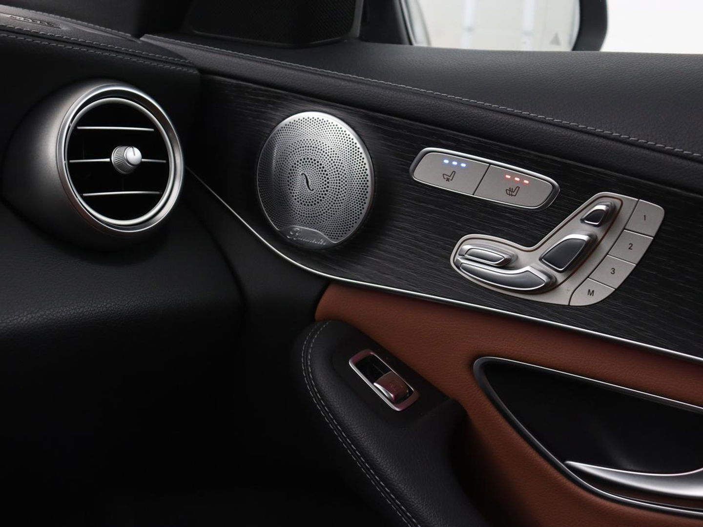 Mercedes-Benz C-Klasse 300e AMG | Stoelventilatie | Panoramadak | Leder | Burmester | Memory | Luchtvering | Carplay | Stoelverwarming | Navigatie | Full LED