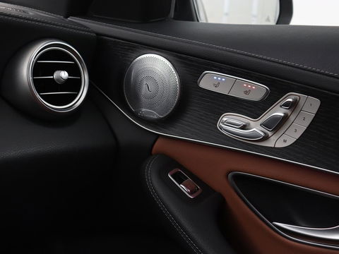 Mercedes-Benz C-Klasse 300e AMG | Stoelventilatie | Panoramadak | Leder | Burmester | Memory | Luchtvering | Carplay | Stoelverwarming | Navigatie | Full LED