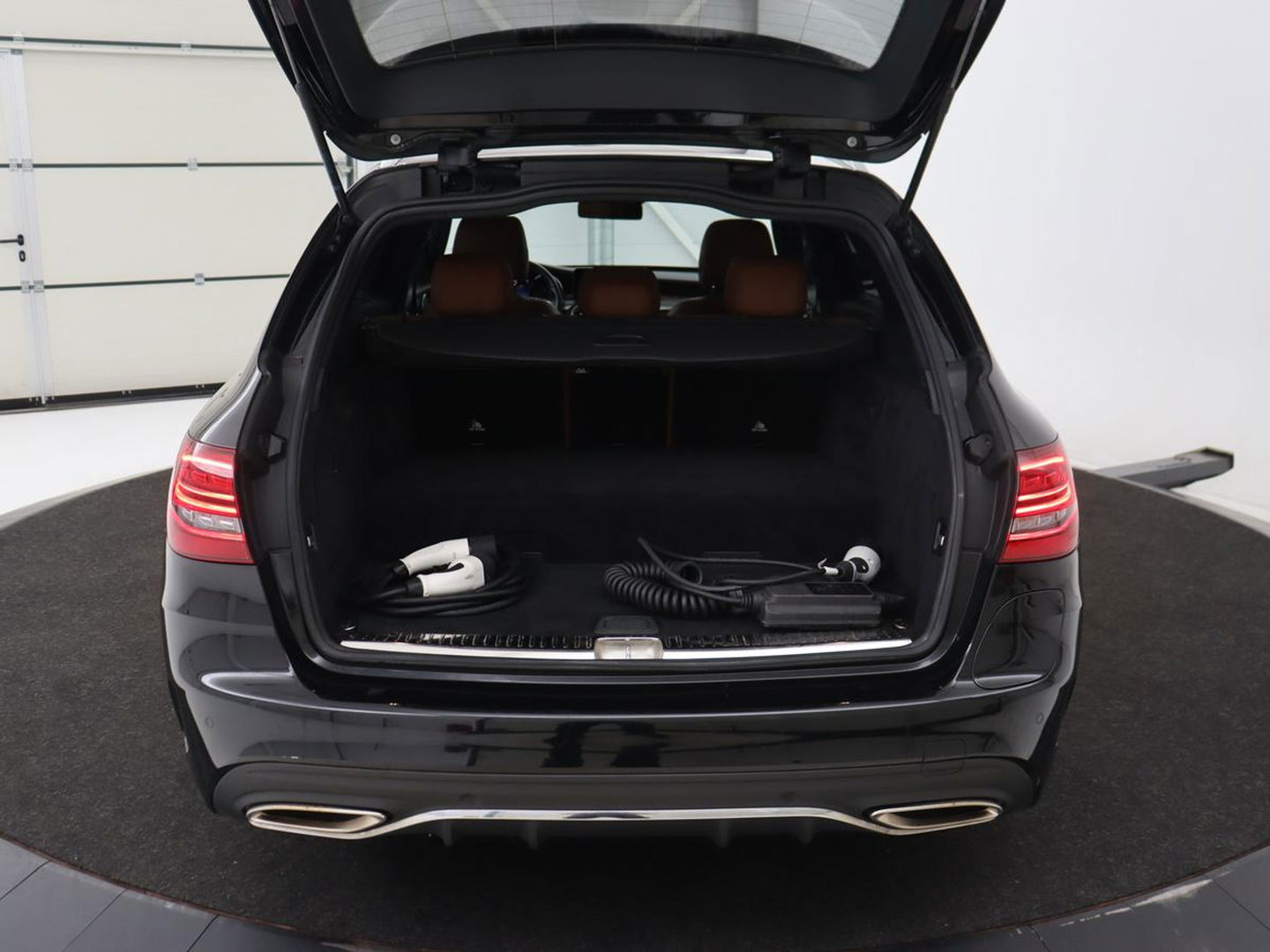Mercedes-Benz C-Klasse 300e AMG | Stoelventilatie | Panoramadak | Leder | Burmester | Memory | Luchtvering | Carplay | Stoelverwarming | Navigatie | Full LED