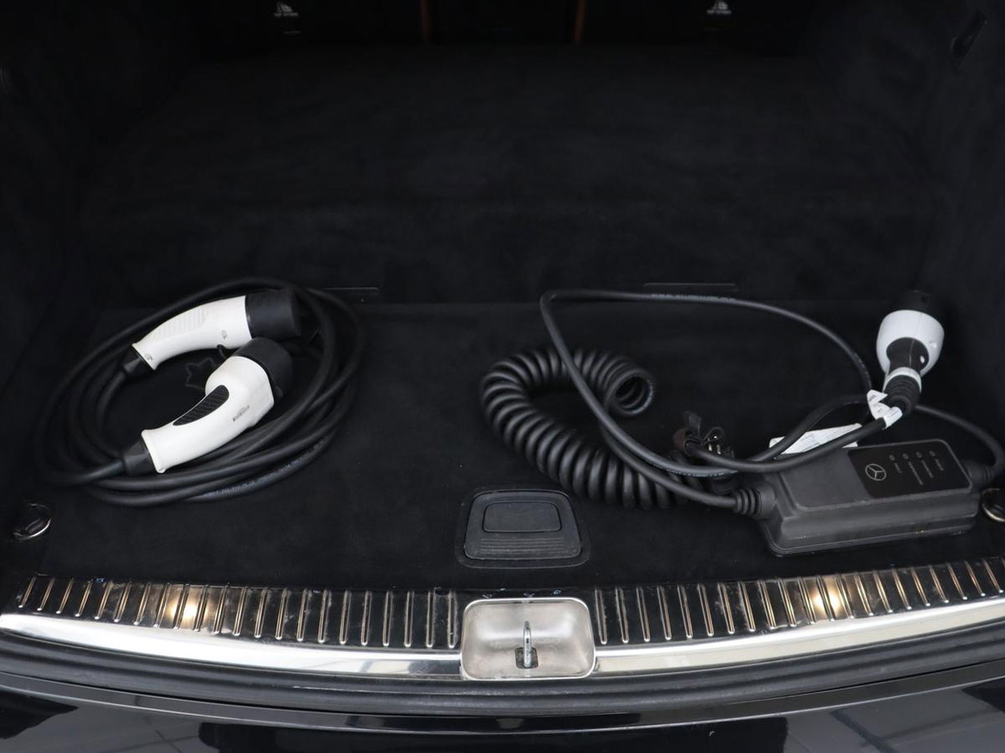 Mercedes-Benz C-Klasse 300e AMG | Stoelventilatie | Panoramadak | Leder | Burmester | Memory | Luchtvering | Carplay | Stoelverwarming | Navigatie | Full LED