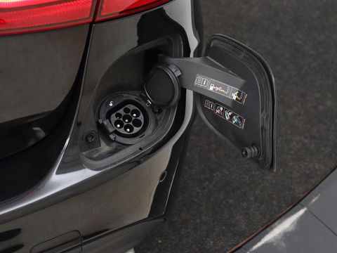 Mercedes-Benz C-Klasse 300e AMG | Stoelventilatie | Panoramadak | Leder | Burmester | Memory | Luchtvering | Carplay | Stoelverwarming | Navigatie | Full LED