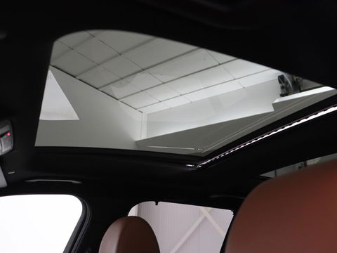 Mercedes-Benz C-Klasse 300e AMG | Stoelventilatie | Panoramadak | Leder | Burmester | Memory | Luchtvering | Carplay | Stoelverwarming | Navigatie | Full LED