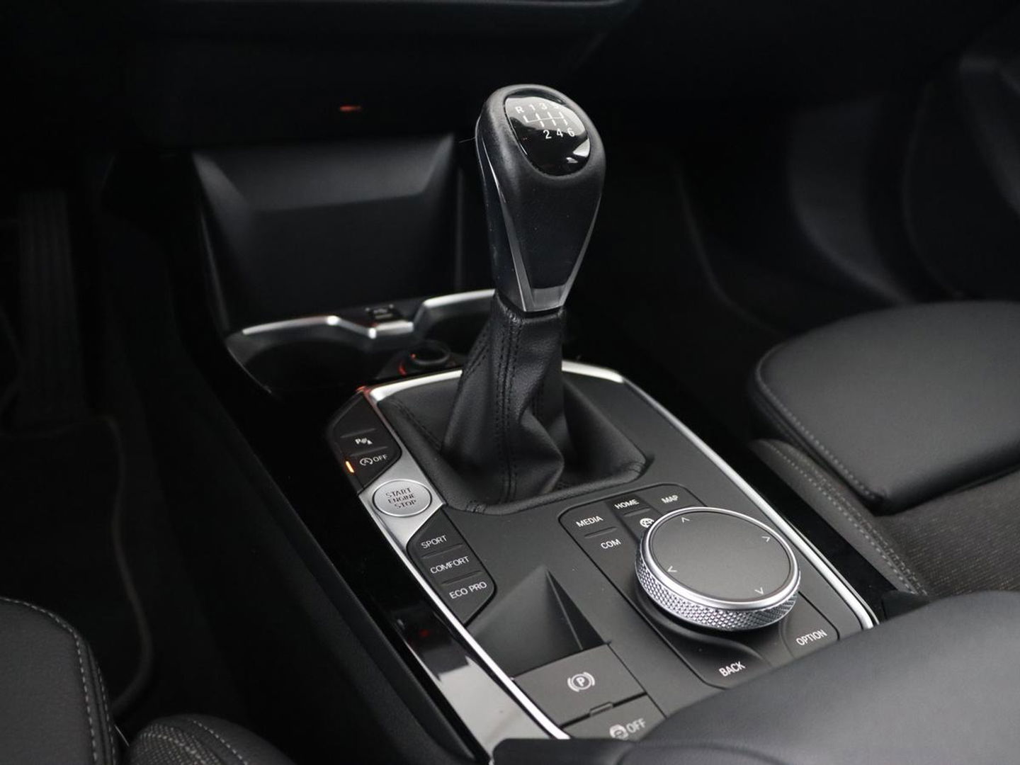 BMW 1-serie 118i Executive Edition | Sport Line | Carplay | Sportstoelen | Half leder | Live Cockpit | Climate control | Parkeerhulp | Cruise control | 'Storm Bay' Metallic