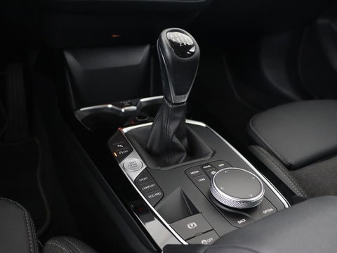 BMW 1-serie 118i Executive Edition | Sport Line | Carplay | Sportstoelen | Half leder | Live Cockpit | Climate control | Parkeerhulp | Cruise control | 'Storm Bay' Metallic