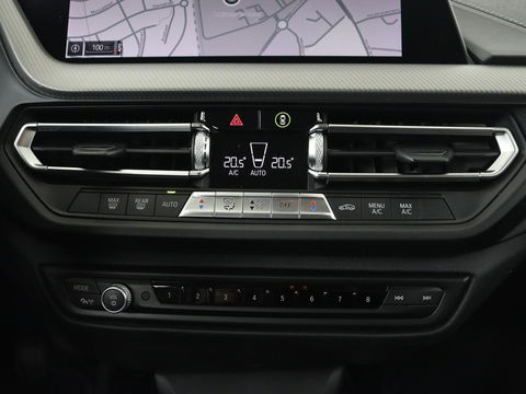 BMW 1-serie 118i Executive Edition | Sport Line | Carplay | Sportstoelen | Half leder | Live Cockpit | Climate control | Parkeerhulp | Cruise control | 'Storm Bay' Metallic