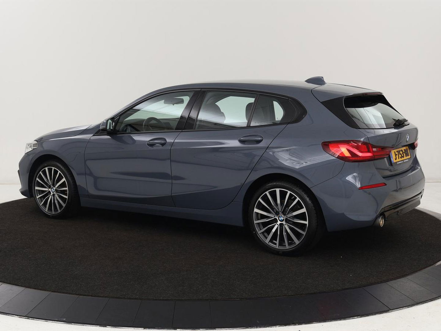 BMW 1-serie 118i Executive Edition | Sport Line | Carplay | Sportstoelen | Half leder | Live Cockpit | Climate control | Parkeerhulp | Cruise control | 'Storm Bay' Metallic