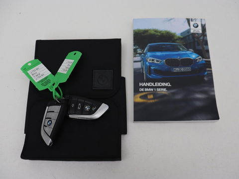 BMW 1-serie 118i Executive Edition | Sport Line | Carplay | Sportstoelen | Half leder | Live Cockpit | Climate control | Parkeerhulp | Cruise control | 'Storm Bay' Metallic