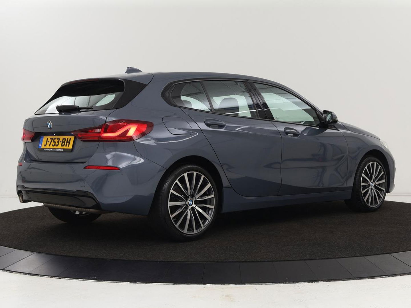 BMW 1-serie 118i Executive Edition | Sport Line | Carplay | Sportstoelen | Half leder | Live Cockpit | Climate control | Parkeerhulp | Cruise control | 'Storm Bay' Metallic