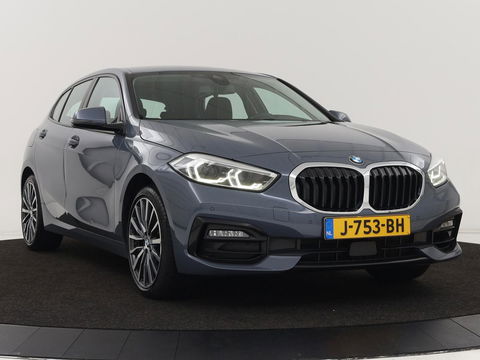 BMW 1-serie 118i Executive Edition | Sport Line | Carplay | Sportstoelen | Half leder | Live Cockpit | Climate control | Parkeerhulp | Cruise control | 'Storm Bay' Metallic