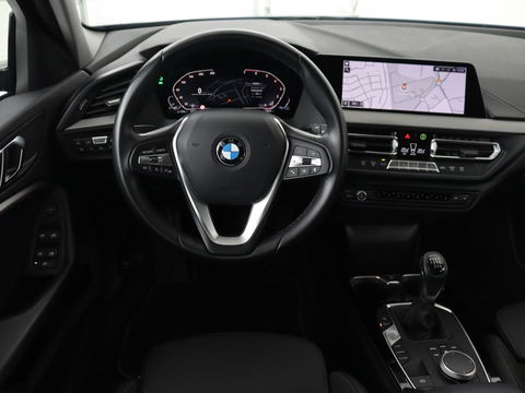 BMW 1-serie 118i Executive Edition | Sport Line | Carplay | Sportstoelen | Half leder | Live Cockpit | Climate control | Parkeerhulp | Cruise control | 'Storm Bay' Metallic