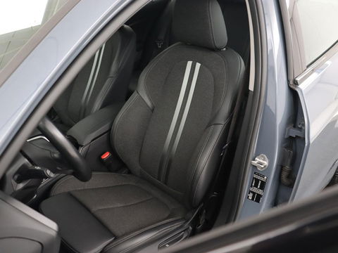 BMW 1-serie 118i Executive Edition | Sport Line | Carplay | Sportstoelen | Half leder | Live Cockpit | Climate control | Parkeerhulp | Cruise control | 'Storm Bay' Metallic