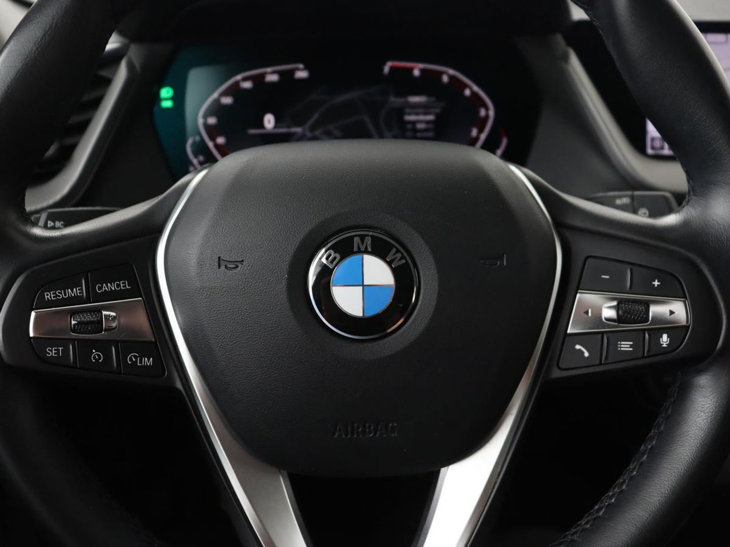 BMW 1-serie 118i Executive Edition | Sport Line | Carplay | Sportstoelen | Half leder | Live Cockpit | Climate control | Parkeerhulp | Cruise control | 'Storm Bay' Metallic
