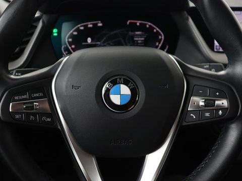 BMW 1-serie 118i Executive Edition | Sport Line | Carplay | Sportstoelen | Half leder | Live Cockpit | Climate control | Parkeerhulp | Cruise control | 'Storm Bay' Metallic
