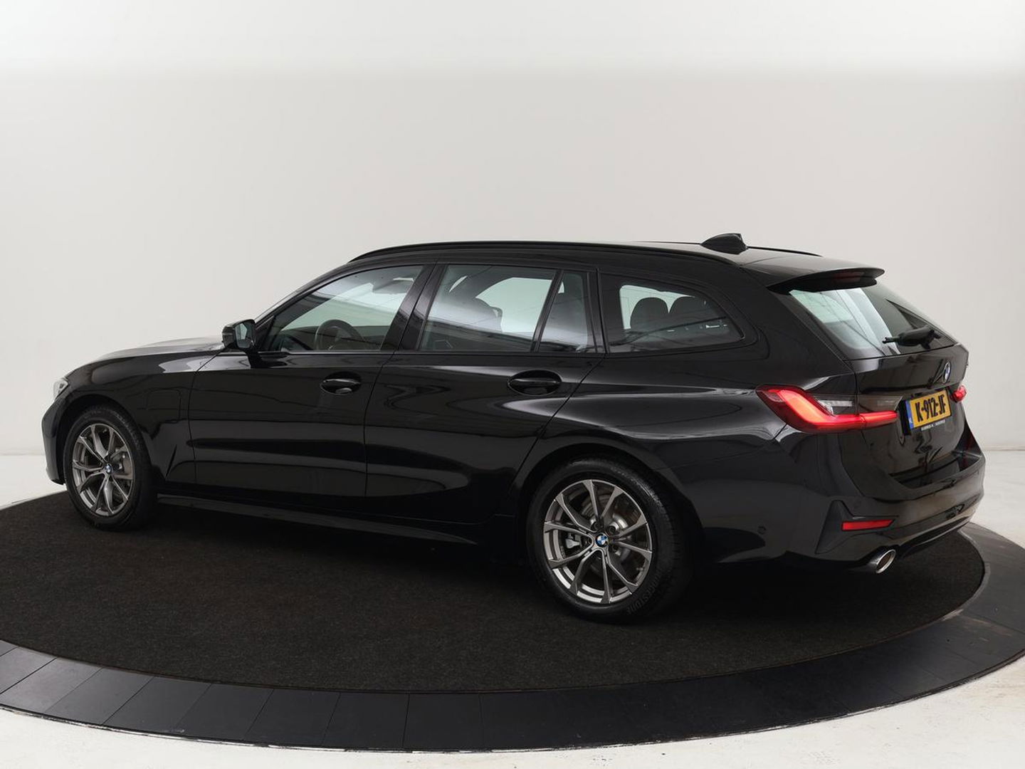 BMW 3-serie 330e eDrive Edition | Leder | Adaptive cruise | Stoelverwarming | Camera | Sport Line | Carplay | Sportstoelen | Live Cockpit | Keyless | Navigatie | Climate control