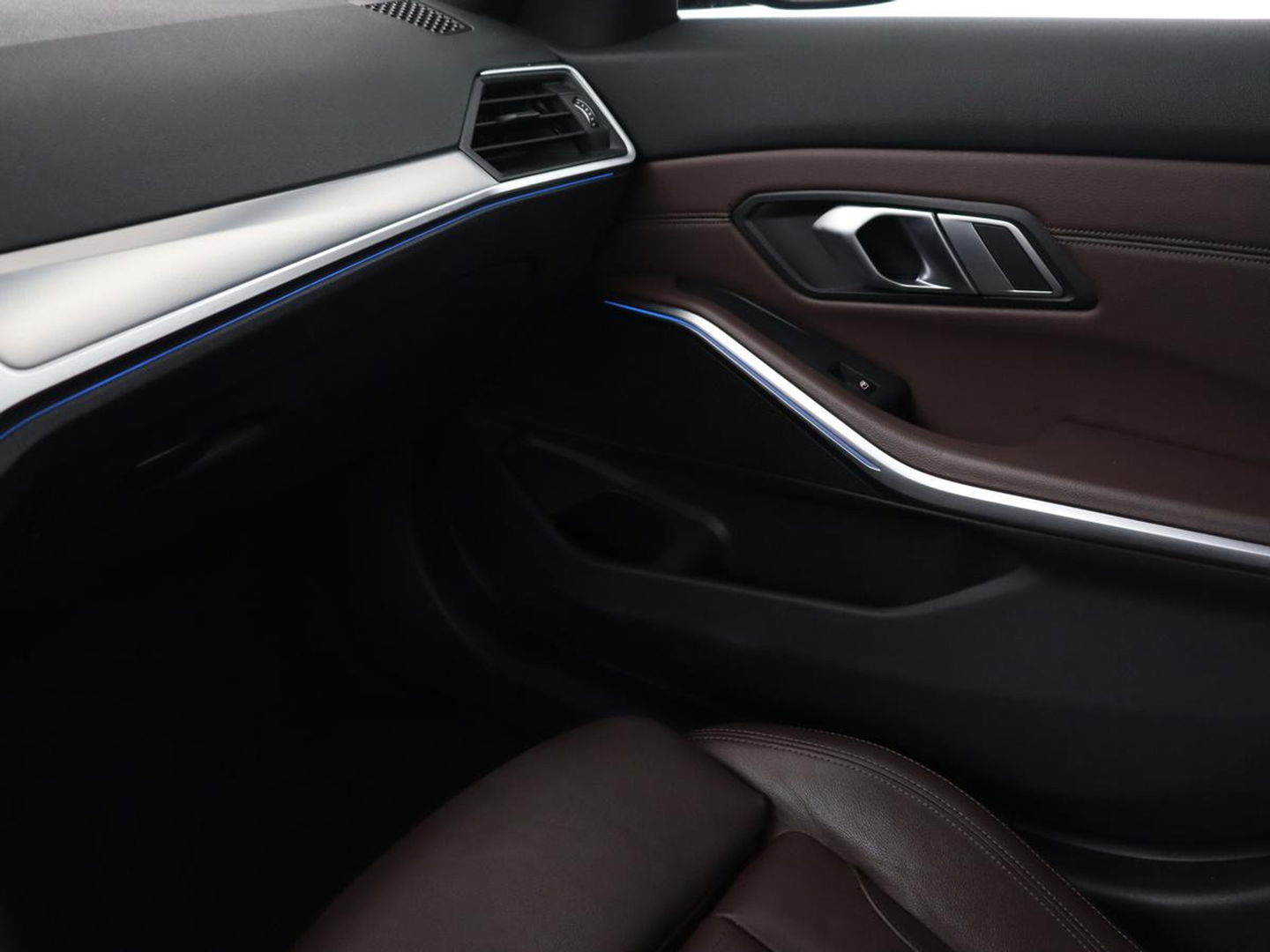 BMW 3-serie 330e eDrive Edition | Leder | Adaptive cruise | Stoelverwarming | Camera | Sport Line | Carplay | Sportstoelen | Live Cockpit | Keyless | Navigatie | Climate control