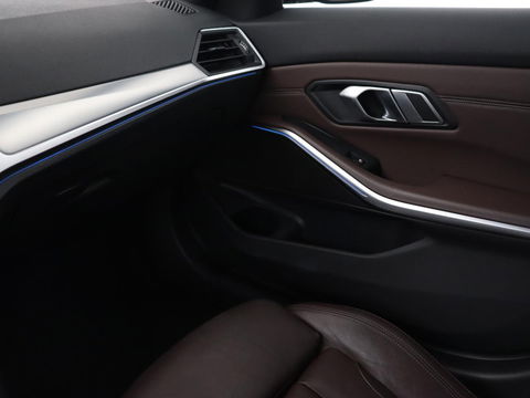 BMW 3-serie 330e eDrive Edition | Leder | Adaptive cruise | Stoelverwarming | Camera | Sport Line | Carplay | Sportstoelen | Live Cockpit | Keyless | Navigatie | Climate control