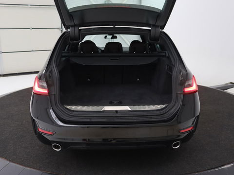 BMW 3-serie 330e eDrive Edition | Leder | Adaptive cruise | Stoelverwarming | Camera | Sport Line | Carplay | Sportstoelen | Live Cockpit | Keyless | Navigatie | Climate control