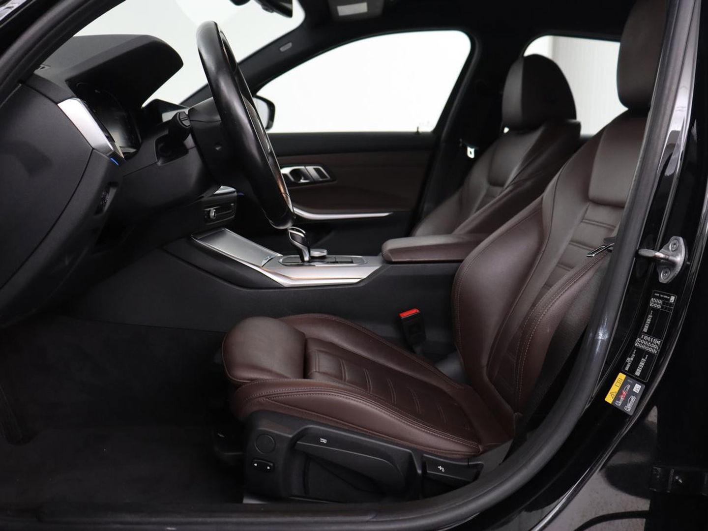 BMW 3-serie 330e eDrive Edition | Leder | Adaptive cruise | Stoelverwarming | Camera | Sport Line | Carplay | Sportstoelen | Live Cockpit | Keyless | Navigatie | Climate control