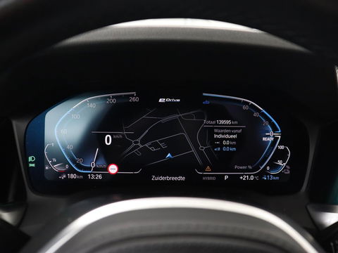 BMW 3-serie 330e eDrive Edition | Leder | Adaptive cruise | Stoelverwarming | Camera | Sport Line | Carplay | Sportstoelen | Live Cockpit | Keyless | Navigatie | Climate control