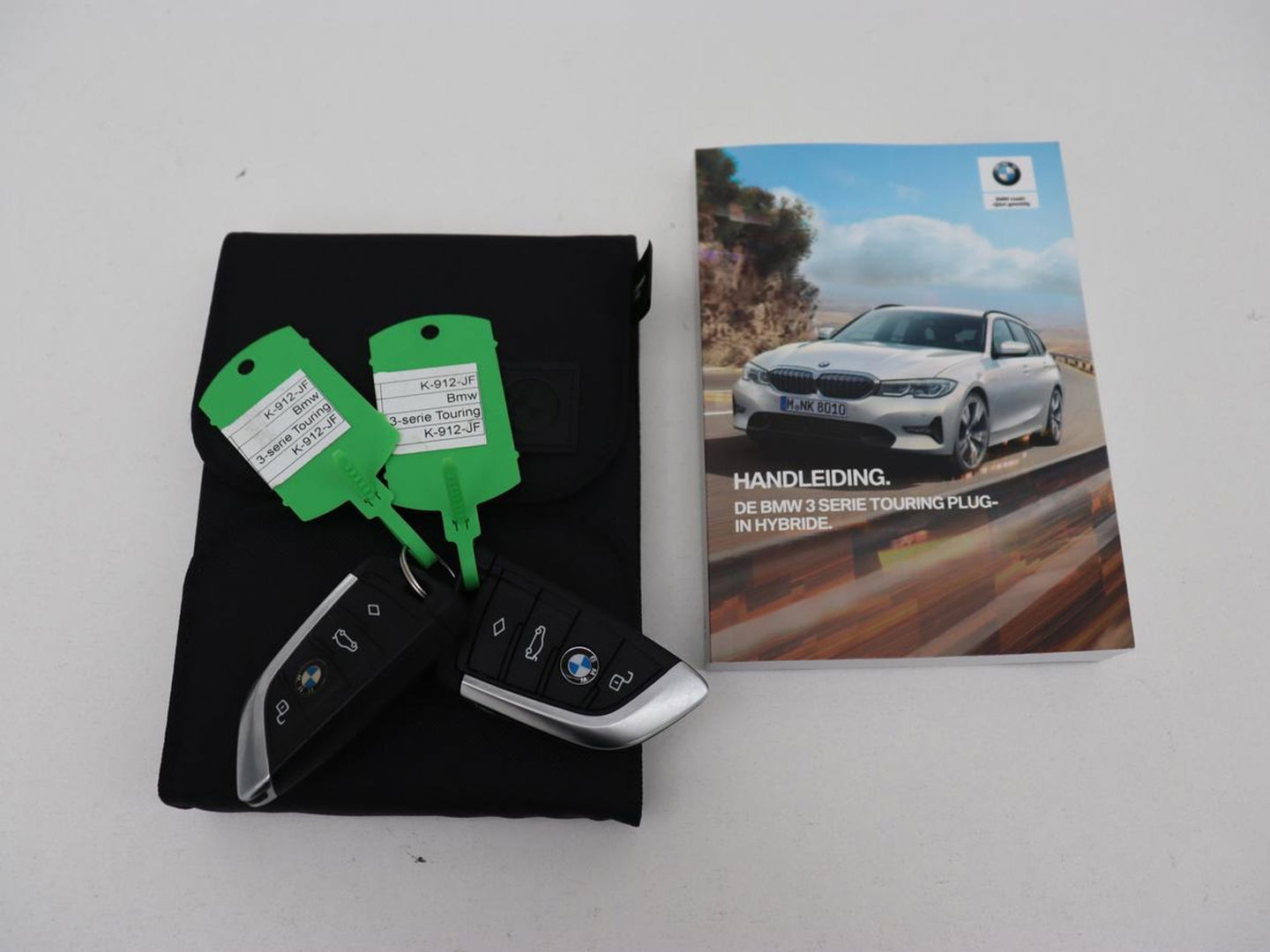 BMW 3-serie 330e eDrive Edition | Leder | Adaptive cruise | Stoelverwarming | Camera | Sport Line | Carplay | Sportstoelen | Live Cockpit | Keyless | Navigatie | Climate control