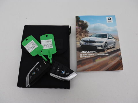 BMW 3-serie 330e eDrive Edition | Leder | Adaptive cruise | Stoelverwarming | Camera | Sport Line | Carplay | Sportstoelen | Live Cockpit | Keyless | Navigatie | Climate control