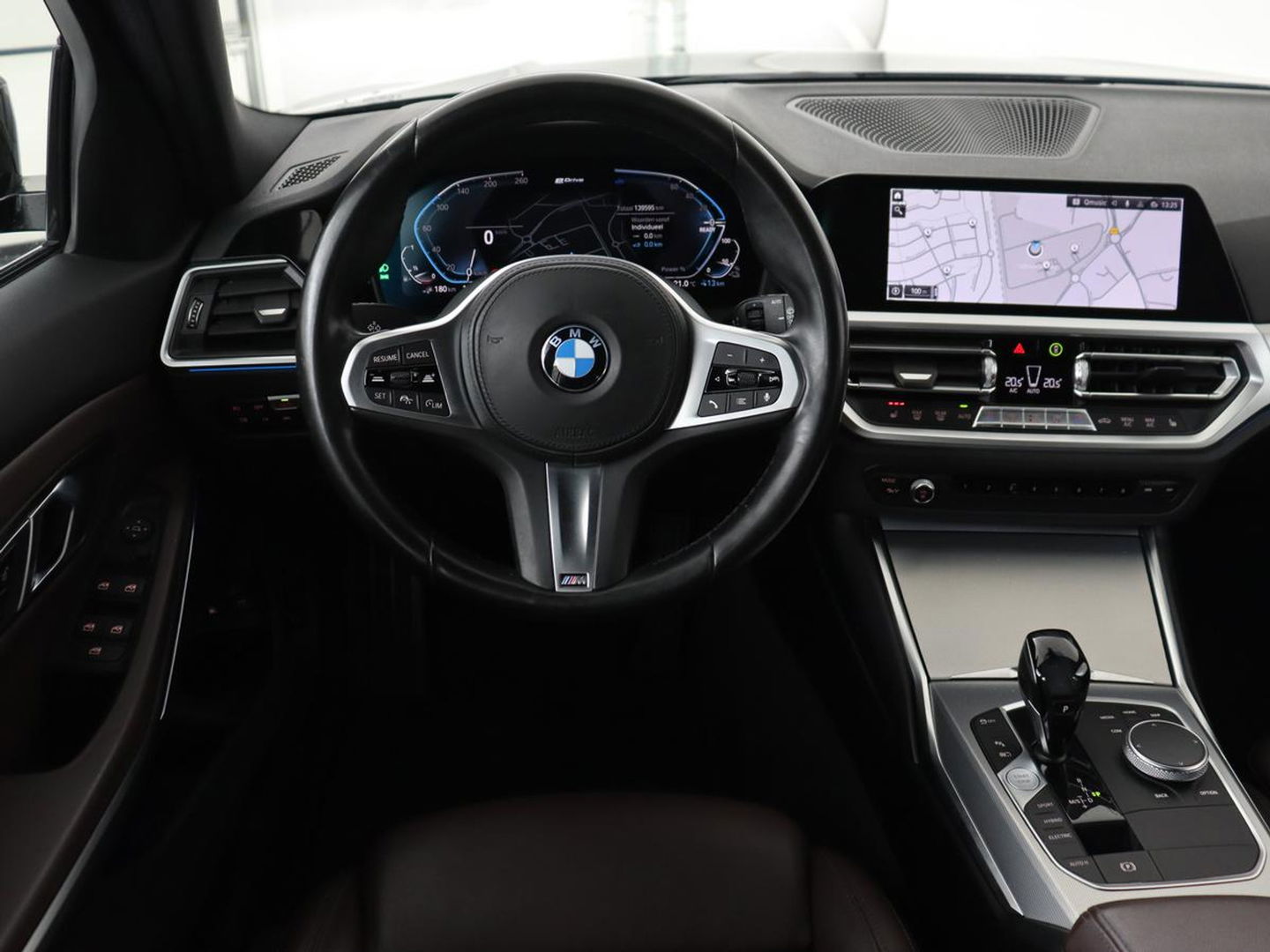 BMW 3-serie 330e eDrive Edition | Leder | Adaptive cruise | Stoelverwarming | Camera | Sport Line | Carplay | Sportstoelen | Live Cockpit | Keyless | Navigatie | Climate control