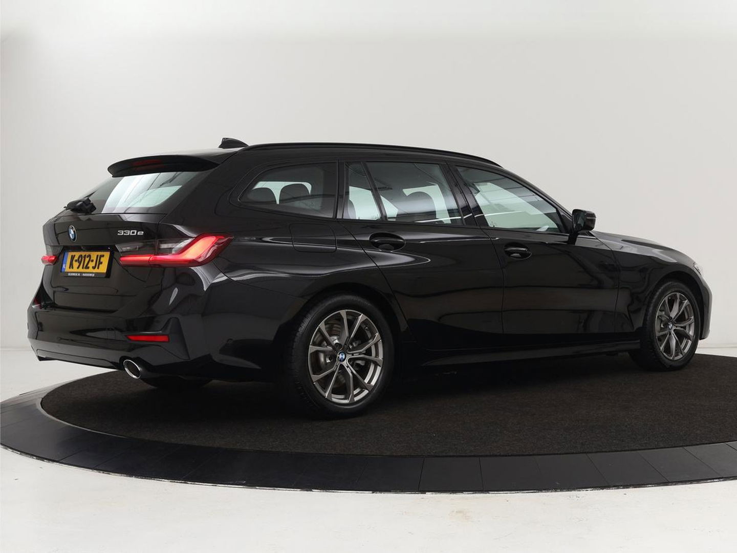 BMW 3-serie 330e eDrive Edition | Leder | Adaptive cruise | Stoelverwarming | Camera | Sport Line | Carplay | Sportstoelen | Live Cockpit | Keyless | Navigatie | Climate control