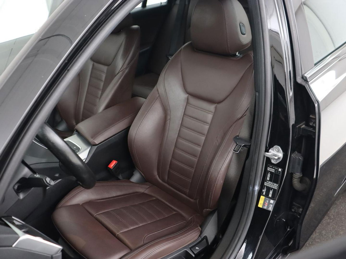BMW 3-serie 330e eDrive Edition | Leder | Adaptive cruise | Stoelverwarming | Camera | Sport Line | Carplay | Sportstoelen | Live Cockpit | Keyless | Navigatie | Climate control