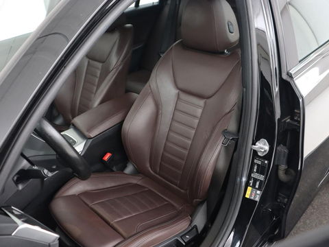 BMW 3-serie 330e eDrive Edition | Leder | Adaptive cruise | Stoelverwarming | Camera | Sport Line | Carplay | Sportstoelen | Live Cockpit | Keyless | Navigatie | Climate control